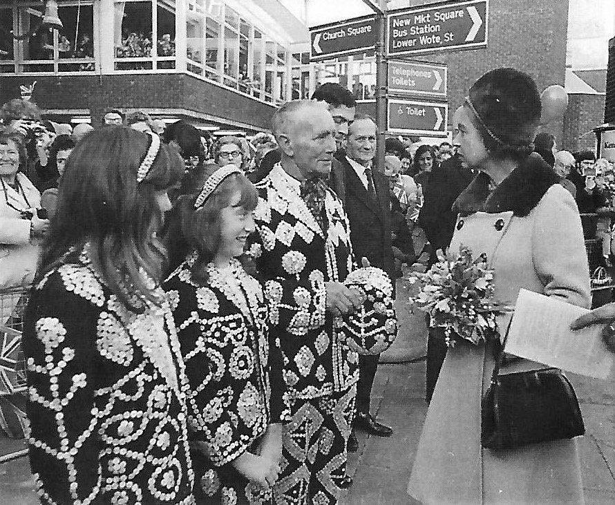 The Queen chats with Pearly King in 1973