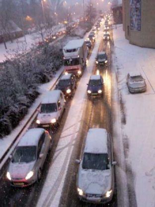 Basingstoke Gazette: Queues formed as people attempted to drive through the snow