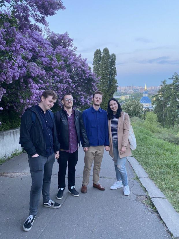 Noviny Basingstoke: Zľava: John Green, Lewis, Noah a Noahova priateľka Oksana v Kyjeve