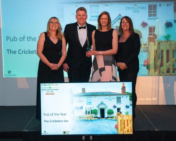 Basingstoke Gazette: The Cricketers Inn collecting their award