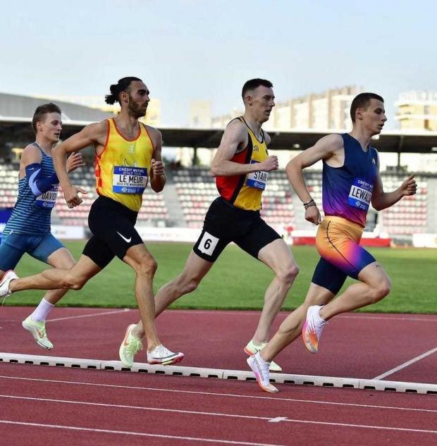Basingstoke Gazette: Basingstoke's Thomas Staines (number 6) competing in 800m race