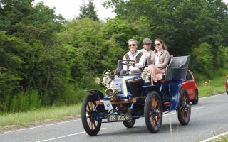 19 Amazing photos show vintage cars completing the Ellis Journey through Basingstoke